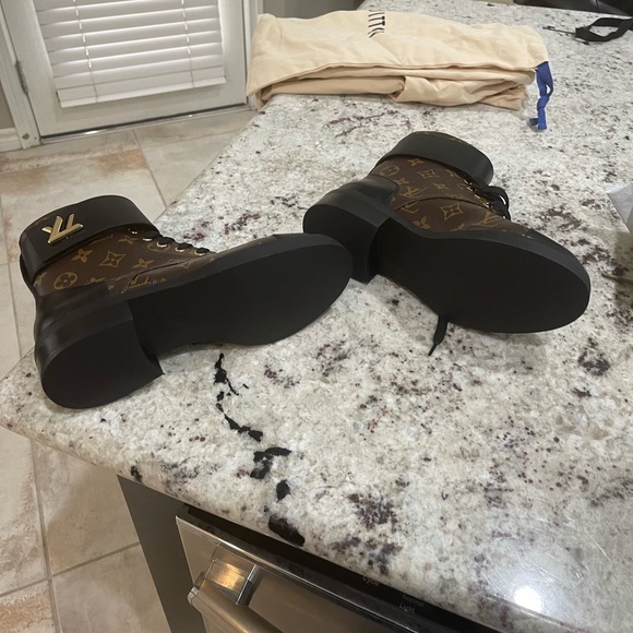 Louis Vuitton boots new with receipt.  Size 38 which is a size 7.5 women - Picture 4 of 11